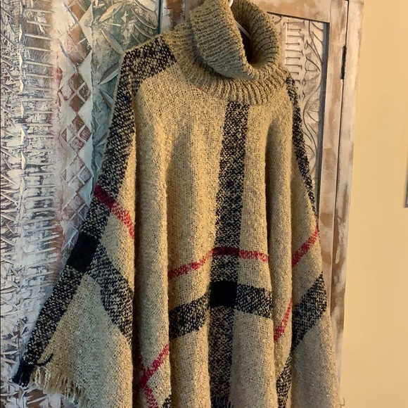WD.NY Fringe Poncho - Picture 5 of 12